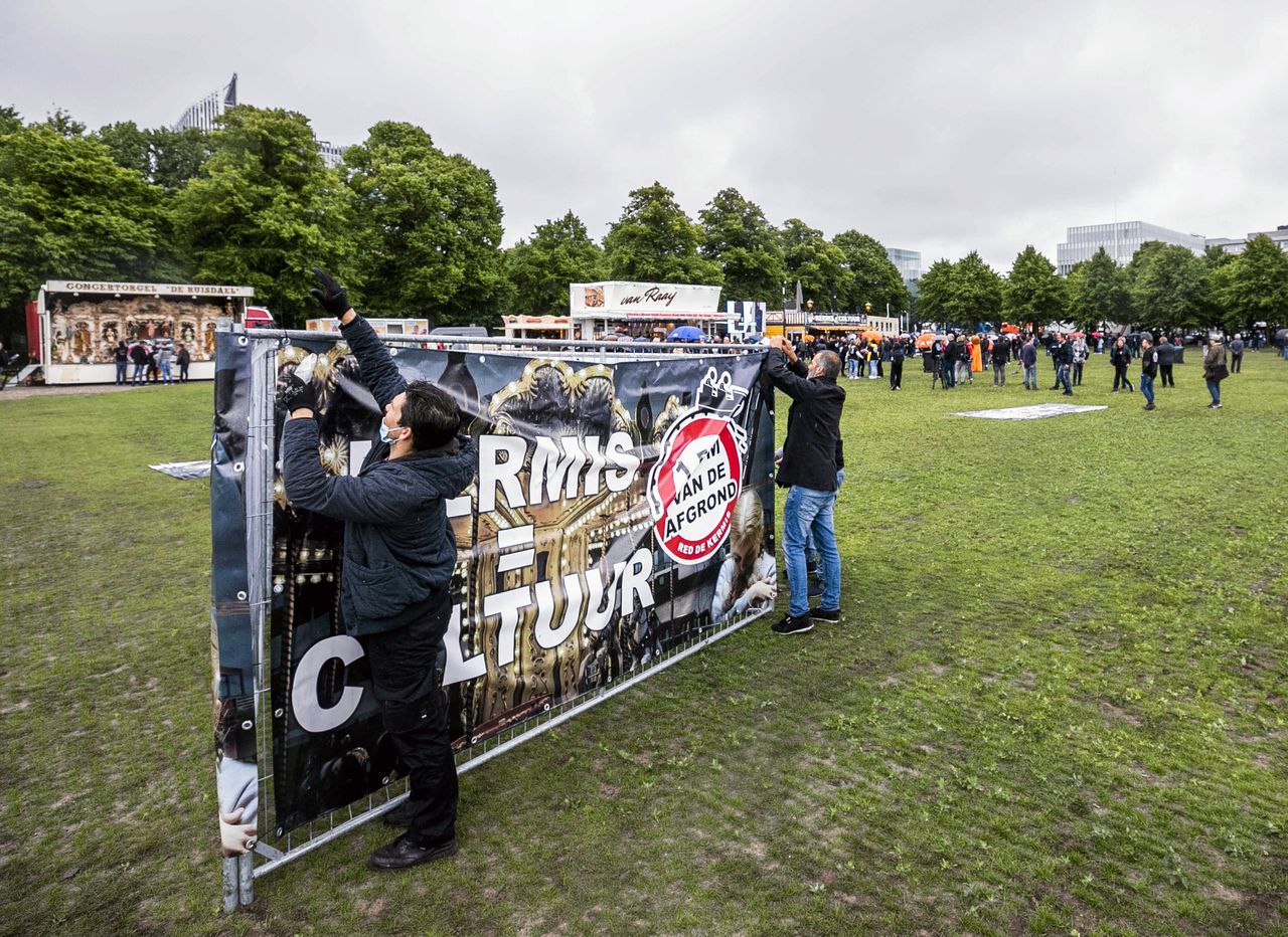 Kermisexploitanten demonstreren op het Malieveld. Ze willen, net als pretparken, weer open, maar vallen onder evenementen.