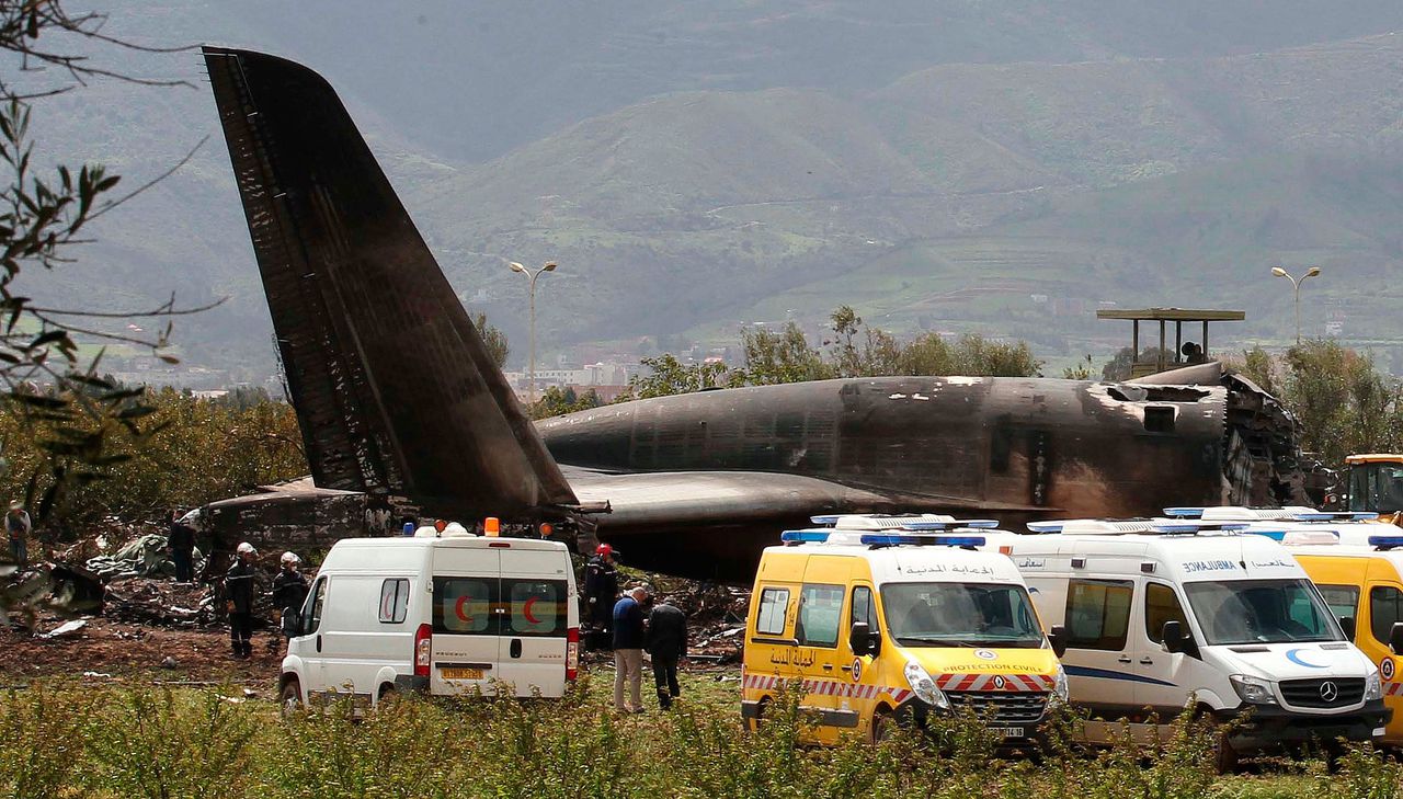 De brandweer en hulpverleners zijn aanwezig op de militaire basis Boufarik, Algerije, waar een militaire vliegtuig is neergestort.