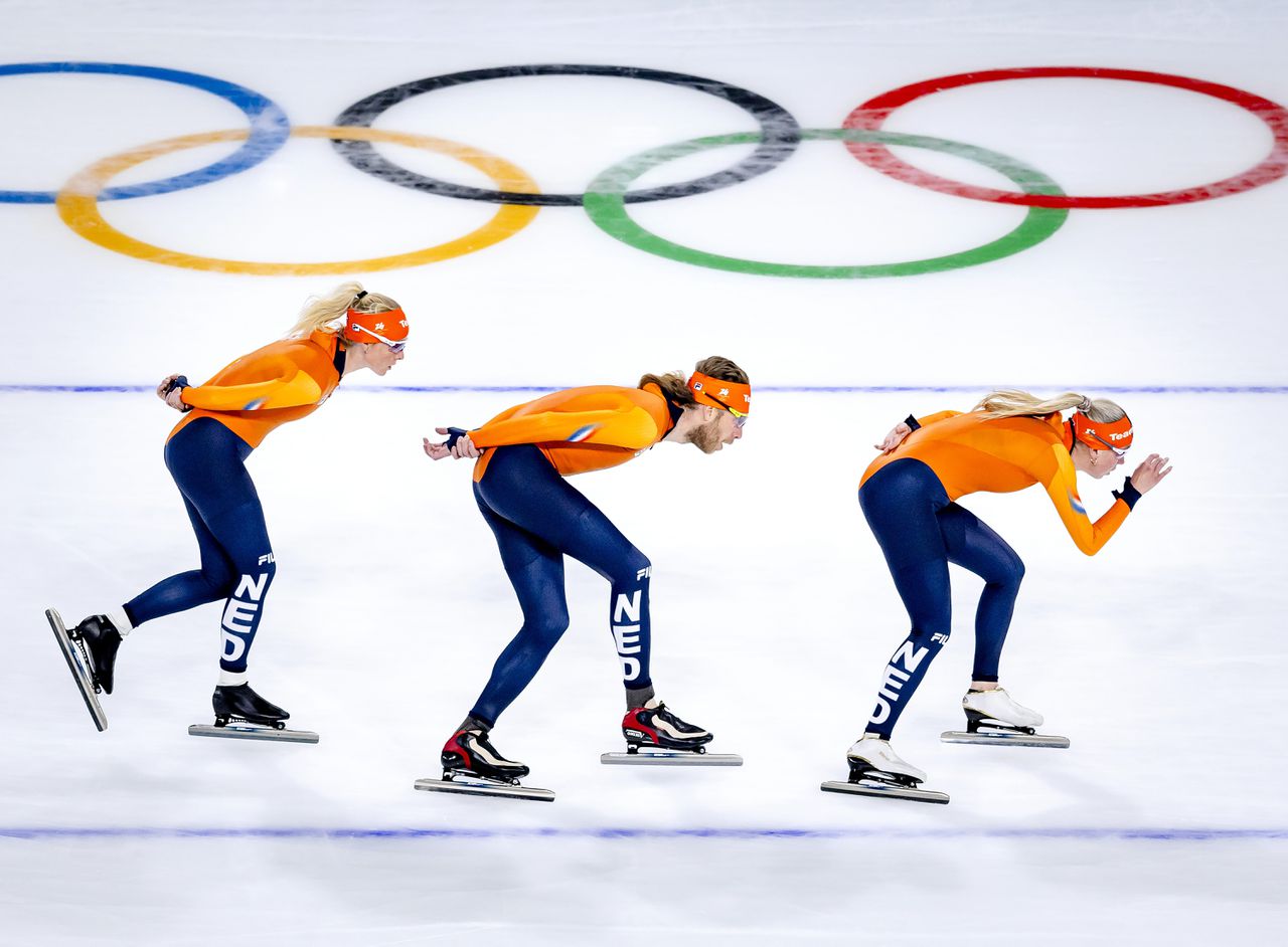 Marijke Groenewoud, Jorrit Bergsma en Merel Conijn tijdens een training in het Milano Speed Skating Stadium.