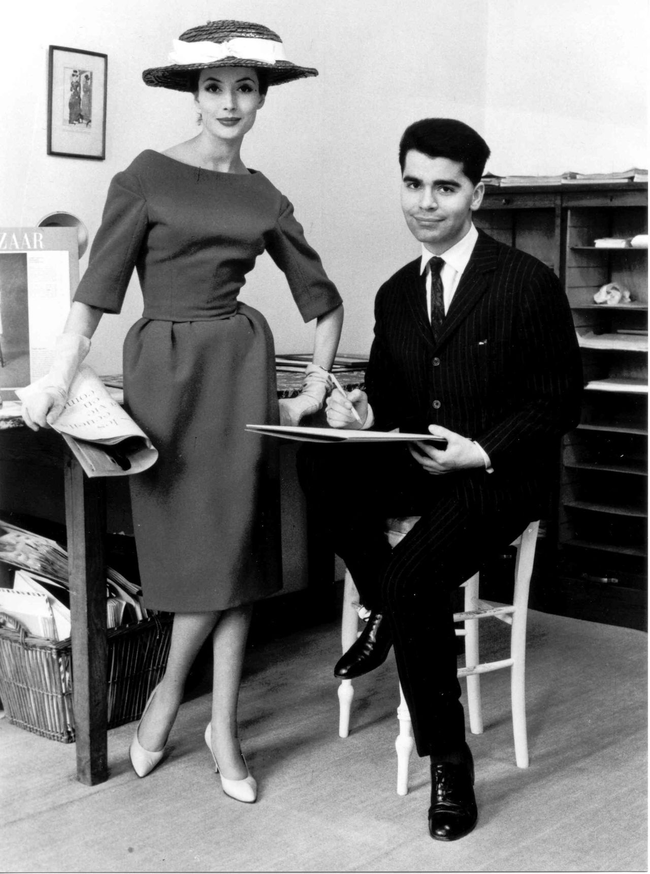 Karl Lagerfeld als jonge ontwerper bij modehuis Jean Patou, Parijs, 1959. Foto Regi Relang