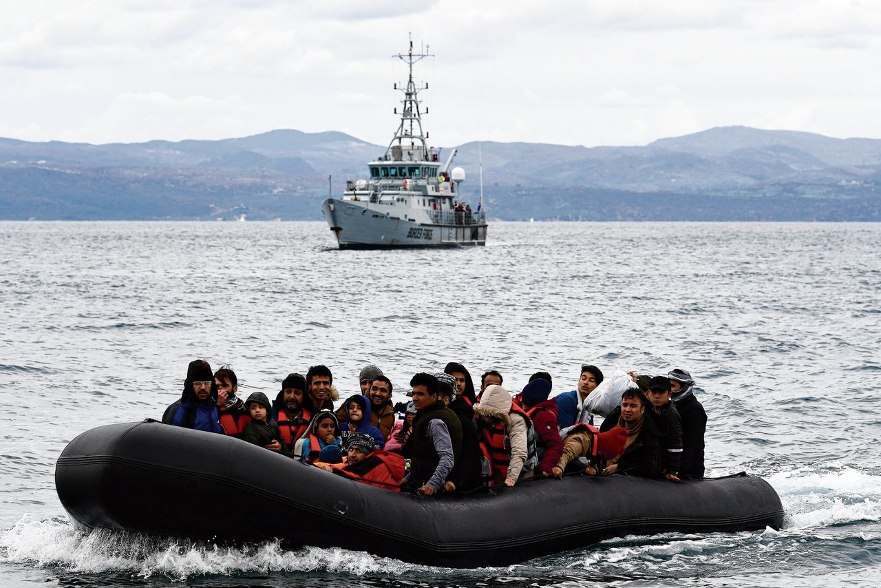 Migranten komen onder begeleiding van Frontex aan op het Griekse eiland Lesbos.