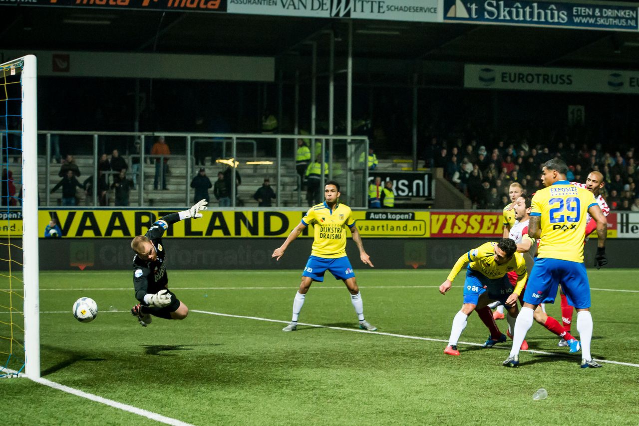 Mark van der Maarel kopt FC Utrecht op voorsprong tegen Cambuur Leeuwarden.