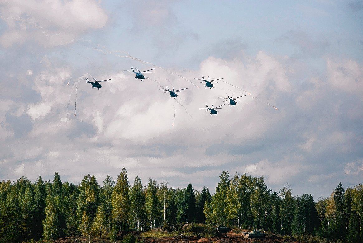 Helikopters vliegen tijdens 'Zapad 2017'.