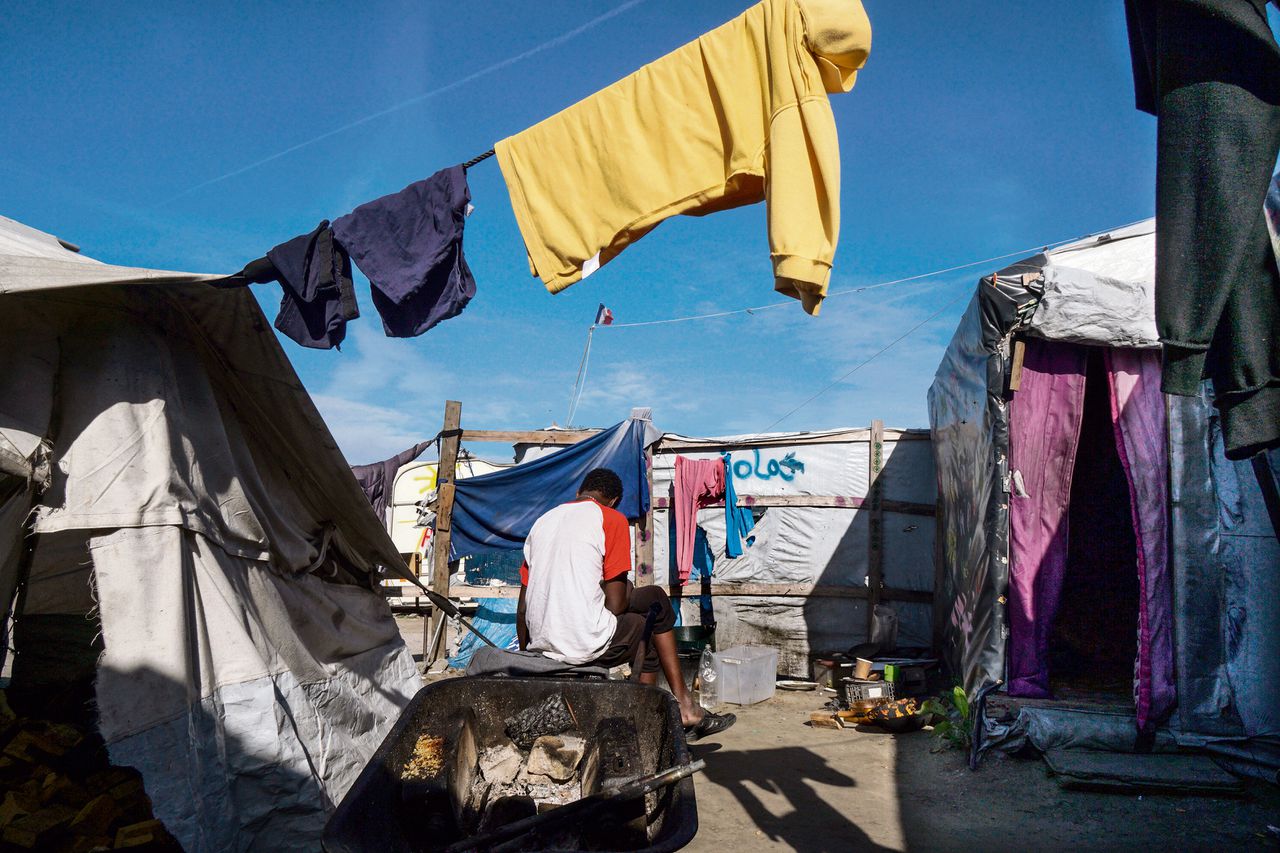 Een jonge migrant in de ‘jungle’ in Calais, een maand voor de ontruiming.