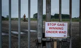 Protest in het Friese Ternaard tegen de gaswinning op de Waddenzee.