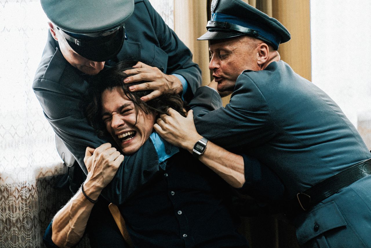 Grzegorz (Mateusz Górski) werd door de politie zo zwaar mishandeld dat hij overleed. Beeld uit ‘Leave No Traces’.