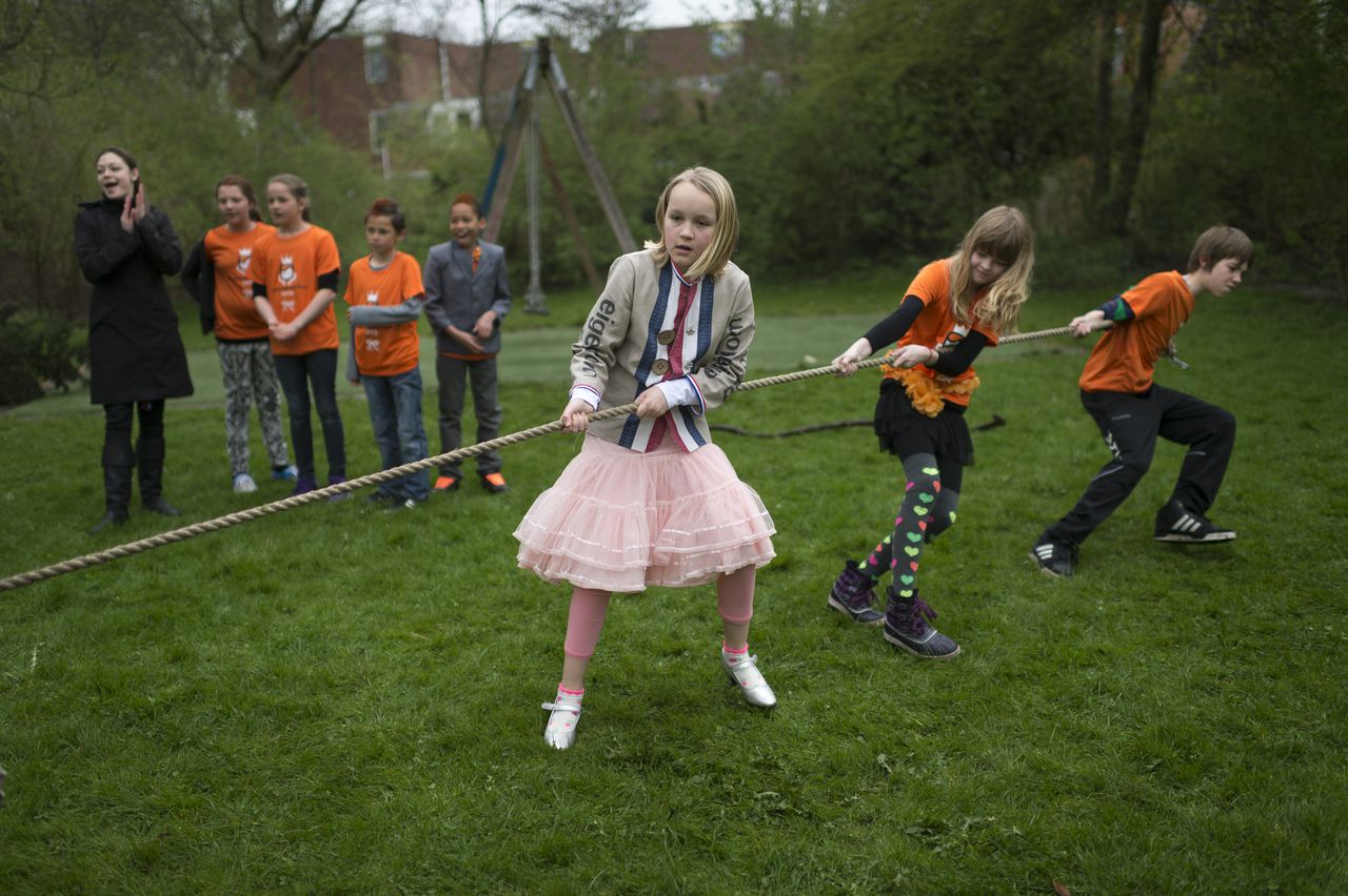 Festiviteiten Rond De Troonswisseling Ingeluid Met Koningsspelen Op Basisscholen Nrc