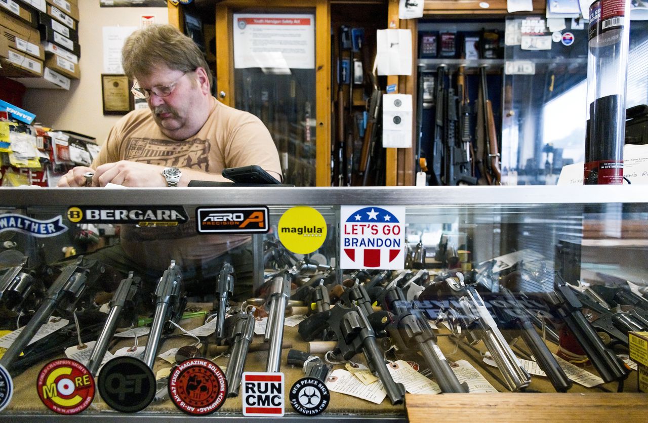 Amerikanen die zijn aangeklaagd mogen wapens kopen, oordeelt de rechter 