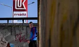Binnen de VS wordt zakendoen met de Russische oliebedrijven Rosneft en Lukoil verboden. 