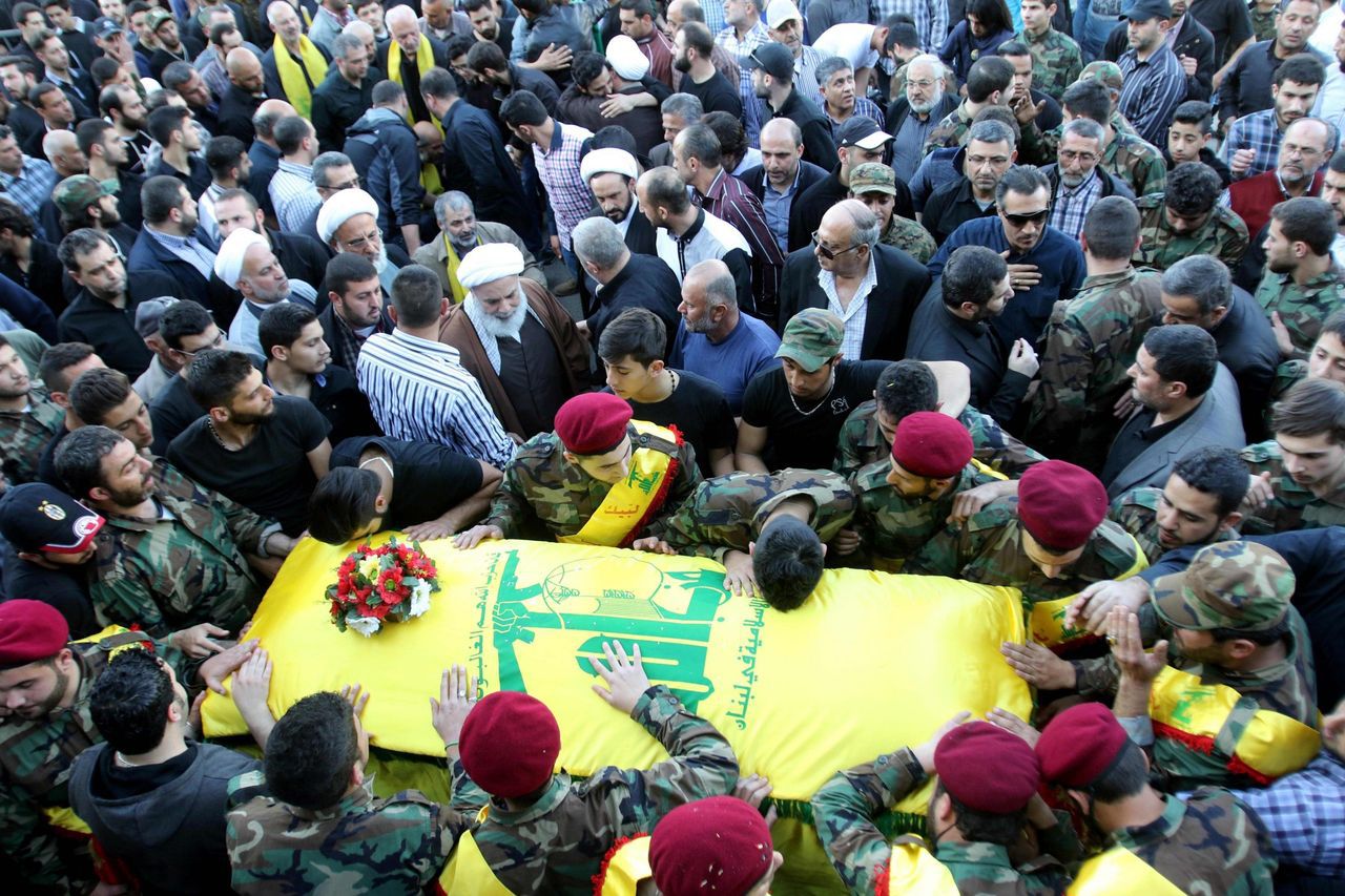 Leden van de shi'itische Hebollah-beweging tijdens een begrafenis van een militair die sneuvelde in de oorlog in Syrië. Zij vechten aan de kant van de Syrische president Assad.
