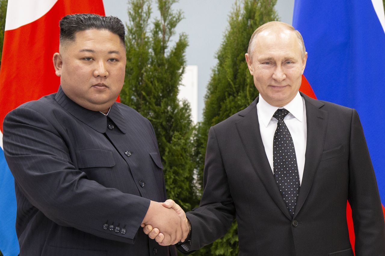 Poetin en Kim Jong-un schudden de hand in Vladivostok 