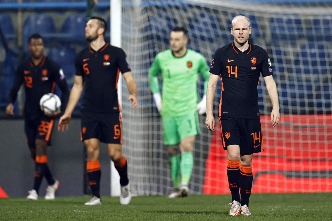 Teleurstelling bij de spelers van het Nederlands elftal na de gelijkmaker van Montenegro.