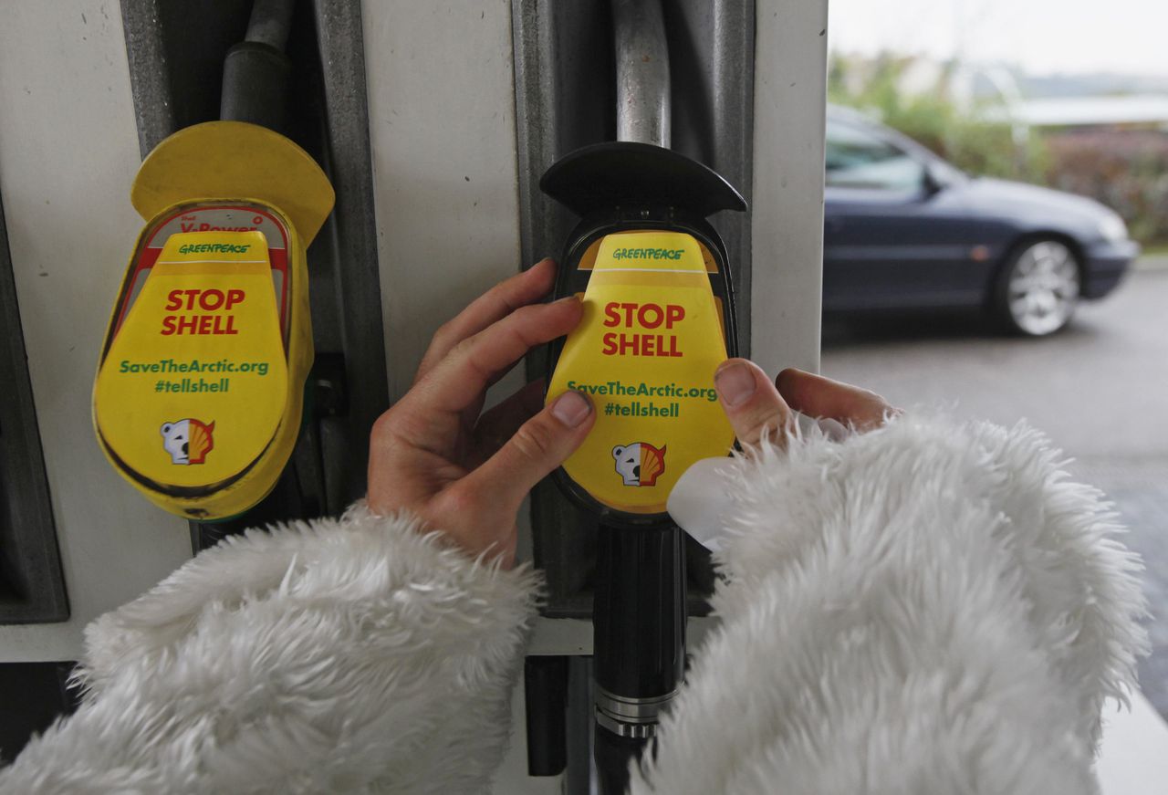 Dit is een foto van een Greenpeace-actie in Praag, Tsjechië, gisteren. De actievoerders droegen daar ijsbeerpakken. In Nederland zijn vanaf 4.00 uur vanochtend ruim vijftig Shell-tankstations platgelegd.