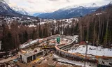 Het fonkelnieuwe ijskanaal in Cortina d'Ampezzo krijgt zestien bochten en wordt 1.650 meter lang. Volgende winter leggen  olympiërs in hun bobslee die afstand in amper zestig seconden af. 