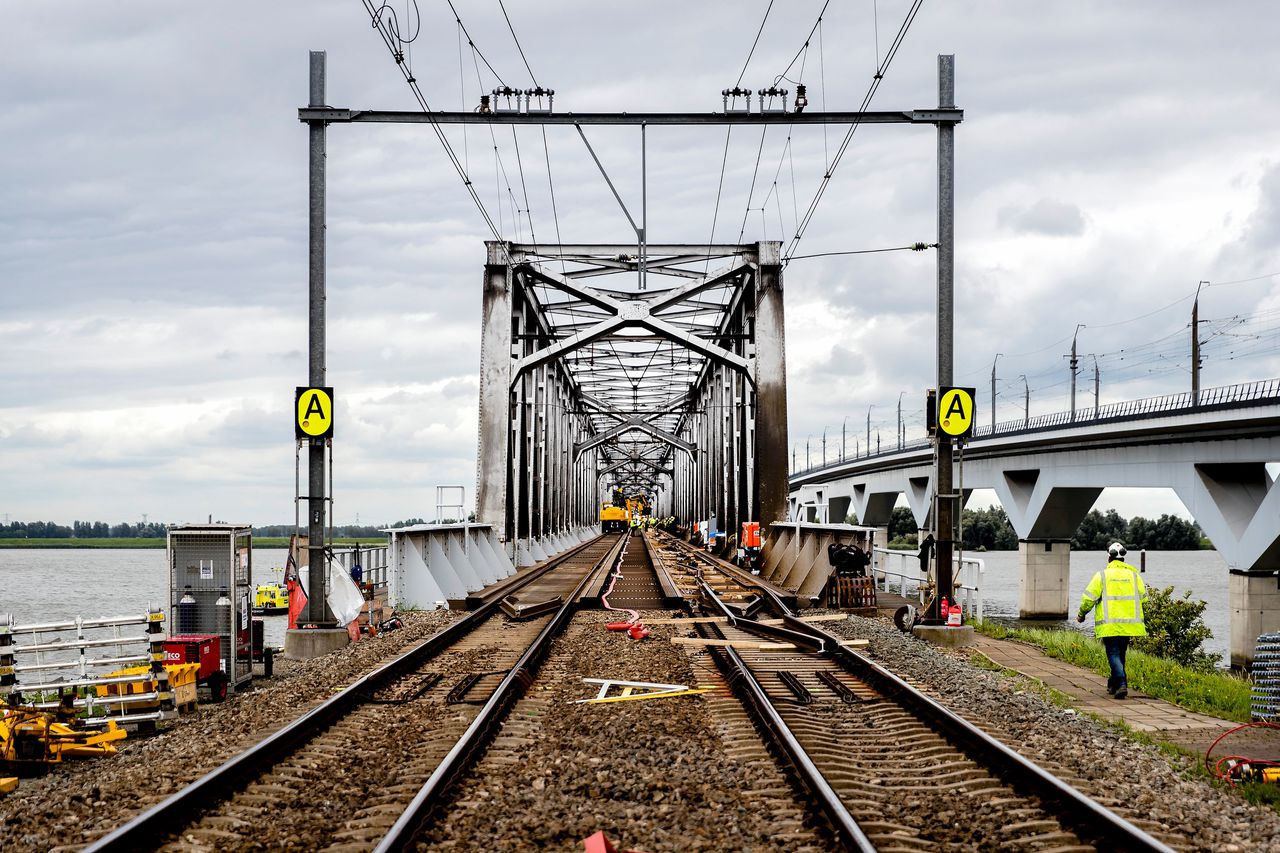 Spoorwerkzaamheden van ProRail op de Moerdijkbrug.
