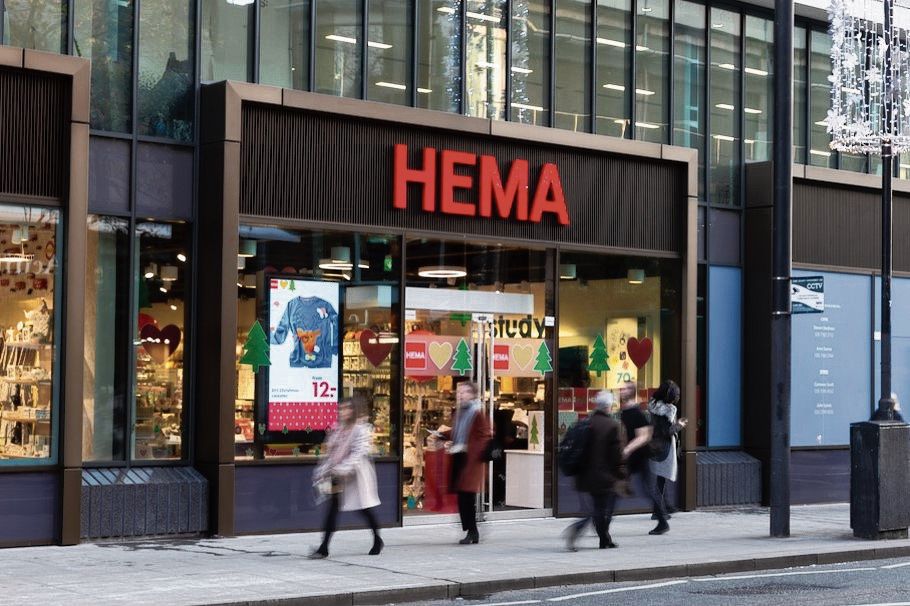 Hema-filialen in het buitenland. Van linksboven met de klok mee: Londen, Abu Dhabi, Parijs en Duitsland.