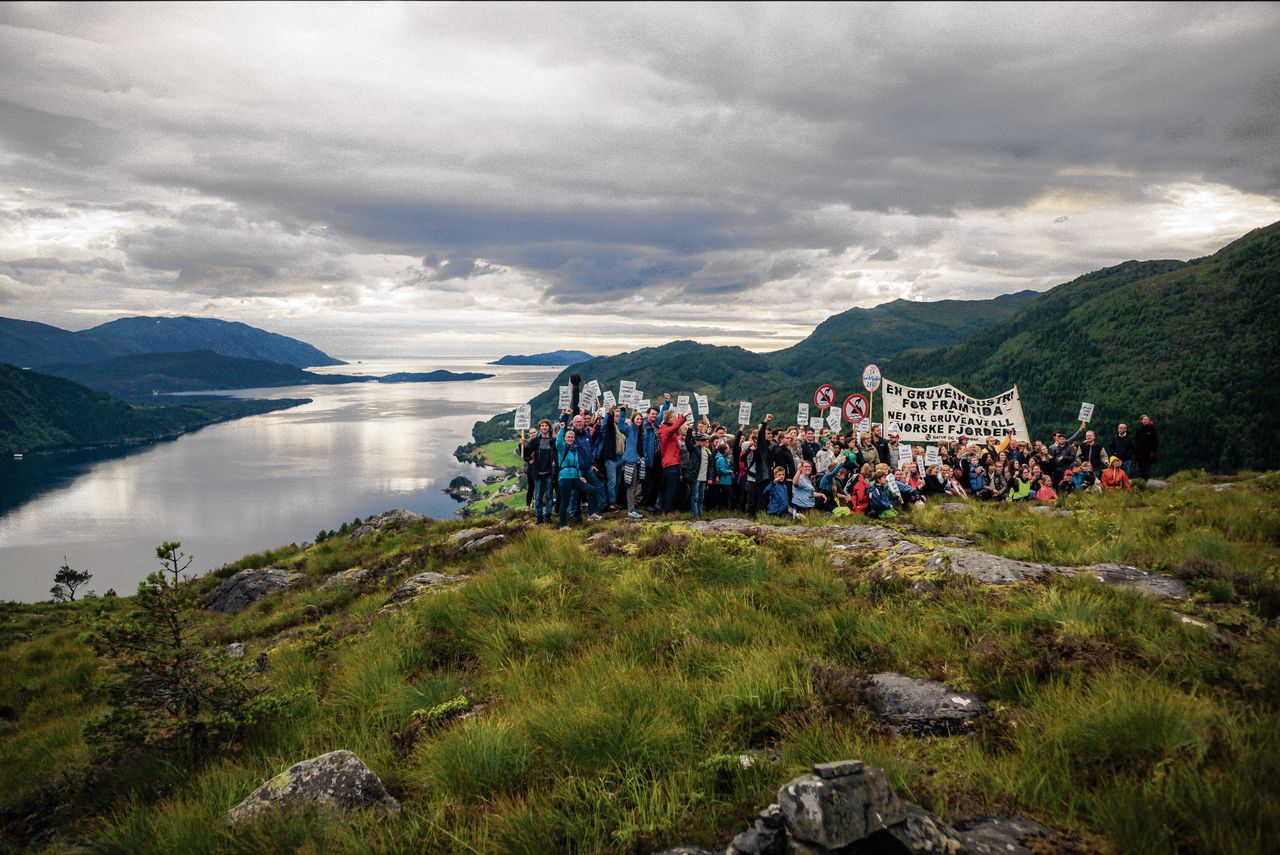 Milieubeweging Natuur en Jeugd in actie tegen het dumpen van mijnafval in een fjord, in 2015. Foto Ilja C. Hendel/LAIF
