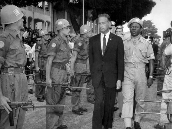 Dag Hammarskjöld inspecteert VN-troepen in Congo in 1961.