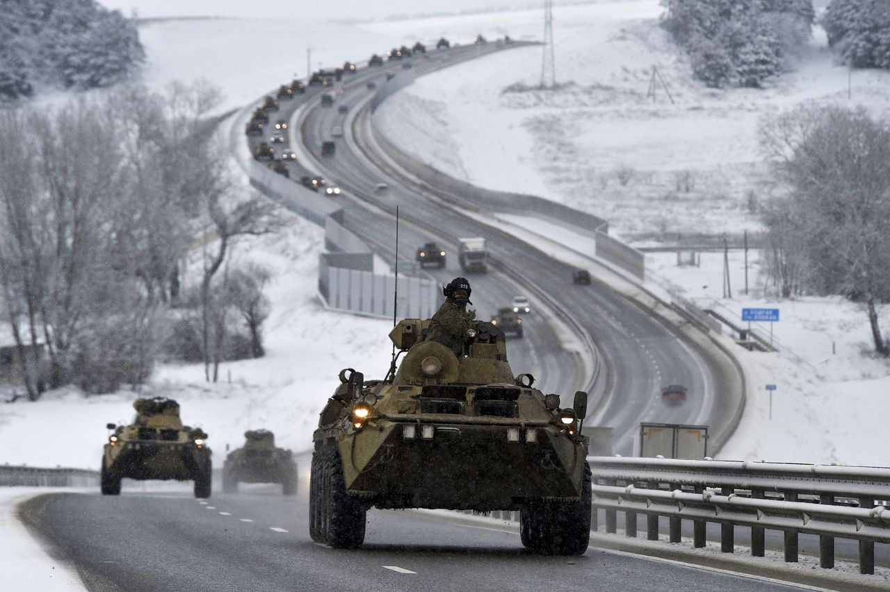 Een konvooi van Russische pantservoertuigen rijdt dinsdag over een snelweg in de Krim.