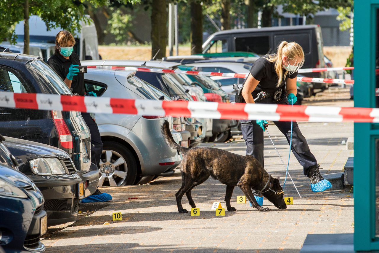 Politie doet onderzoek in de Rotterdamse wijk De Esch.