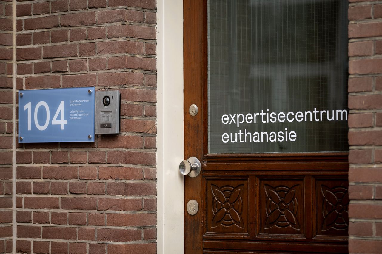 Het Expertisecentrum Euthanasie in Den Haag, voorheen de Levenseindekliniek, ontvangt dit jaar gemiddeld 250 verzoeken per maand.