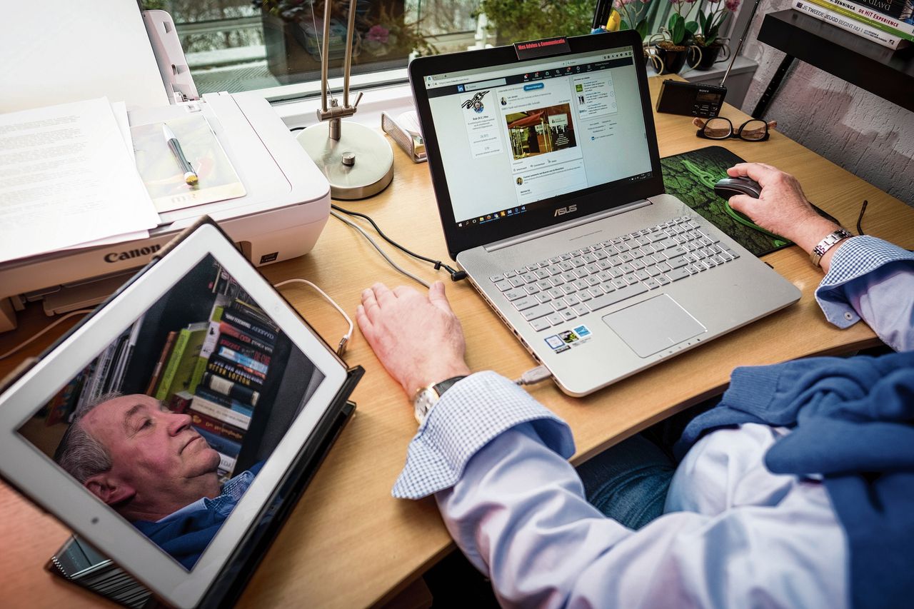 Om werkzoekenden te helpen publiceert de gepensioneerde ambtenaar Rob Mes hun visitekaartjes op zijn LinkedIn-pagina. Hij heeft een netwerk van meer dan 50.000 connecties.