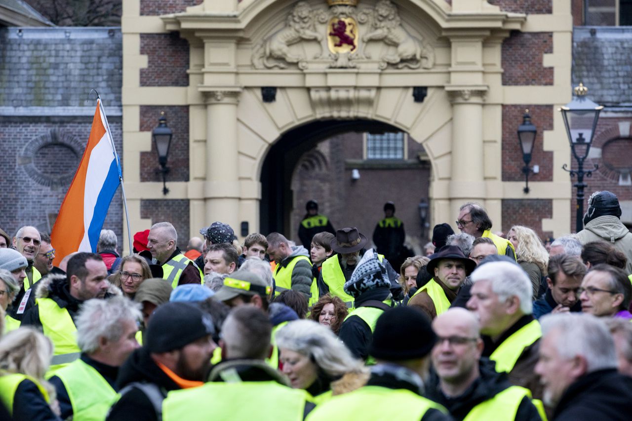 Betogers met gele hesjes zaterdag op het Plein in Den Haag.
