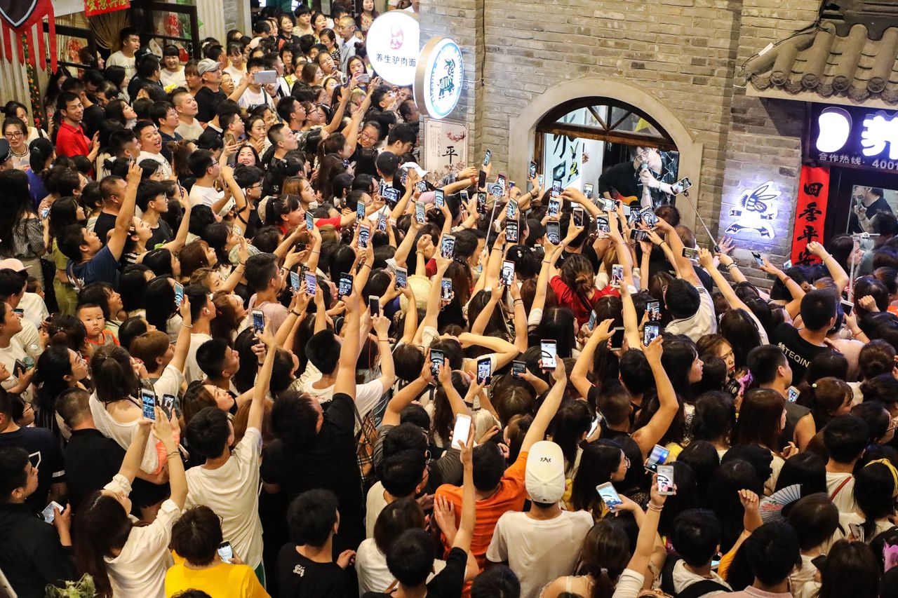 Fans maken opnames met hun smartphones bij een concert van boyband Modern Brothers in de stad Dandong. Alleen al op TikTok heeft Modern Brothers meer dan 20 miljoen fans