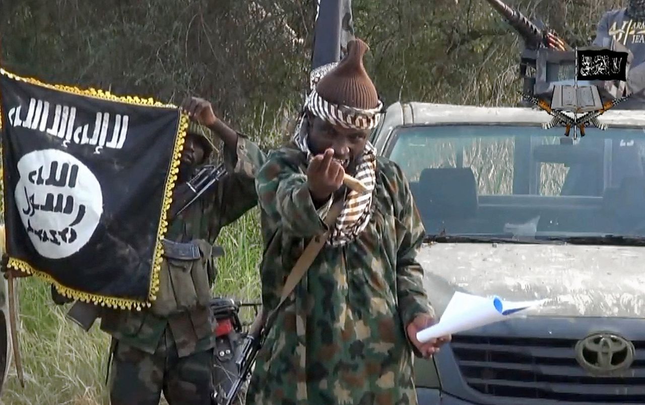 Abubakar Shekau in actie op een onbekende plek in Nigeria, in een door Boko Haram verspreide video uit 2014.