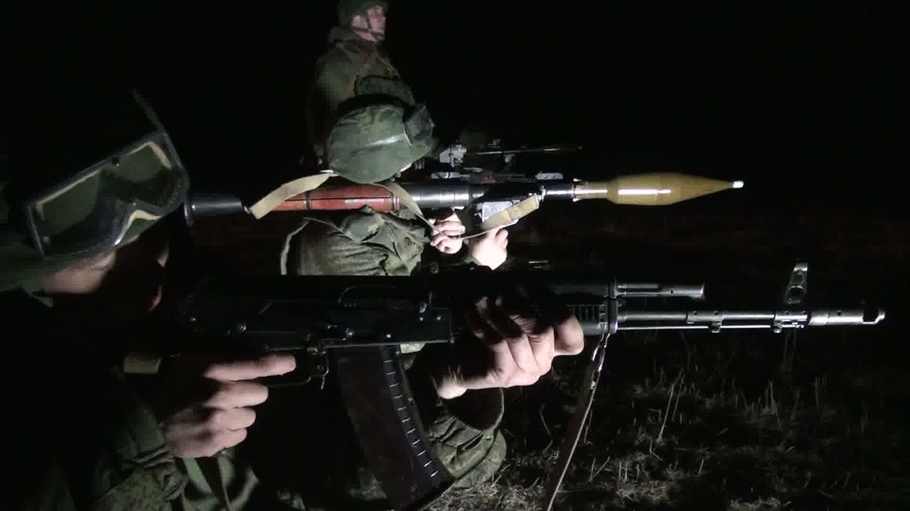 Een screenshot van een Russisch tv-kanaal op 13 maart, waarop te zien zou zijn dat Russische troepen in Rostov (niet ver van het Oekraïense Donetsk) een nachtelijke training houden.