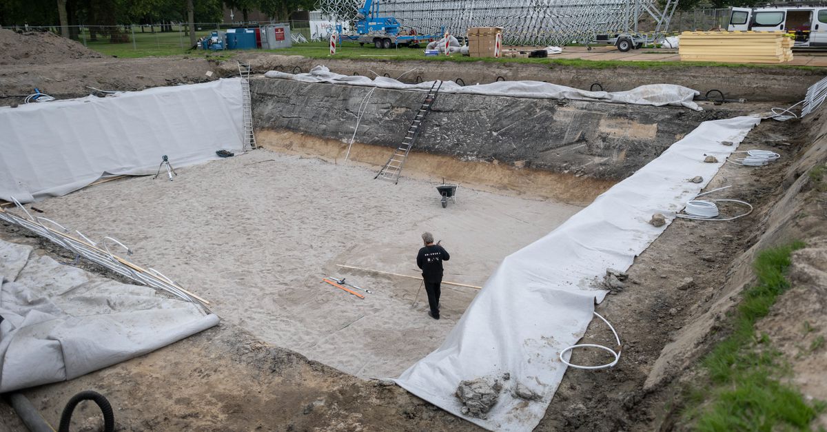 De cv-ketel en houtkachel maken in het dorpje Nagele plaats voor een grote kuil met warm water