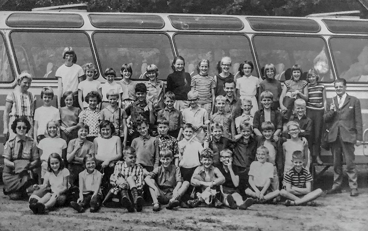 De klas van meester Langelaar, het vijfde en zesde jaar, tijdens een schoolreisje.