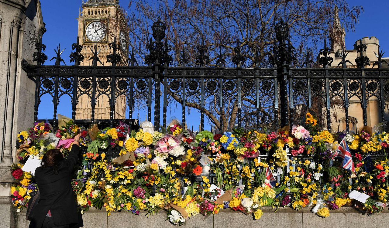 Bloemen ter herdenking van de aanslag in Londen, bij het parlementsgebouw.