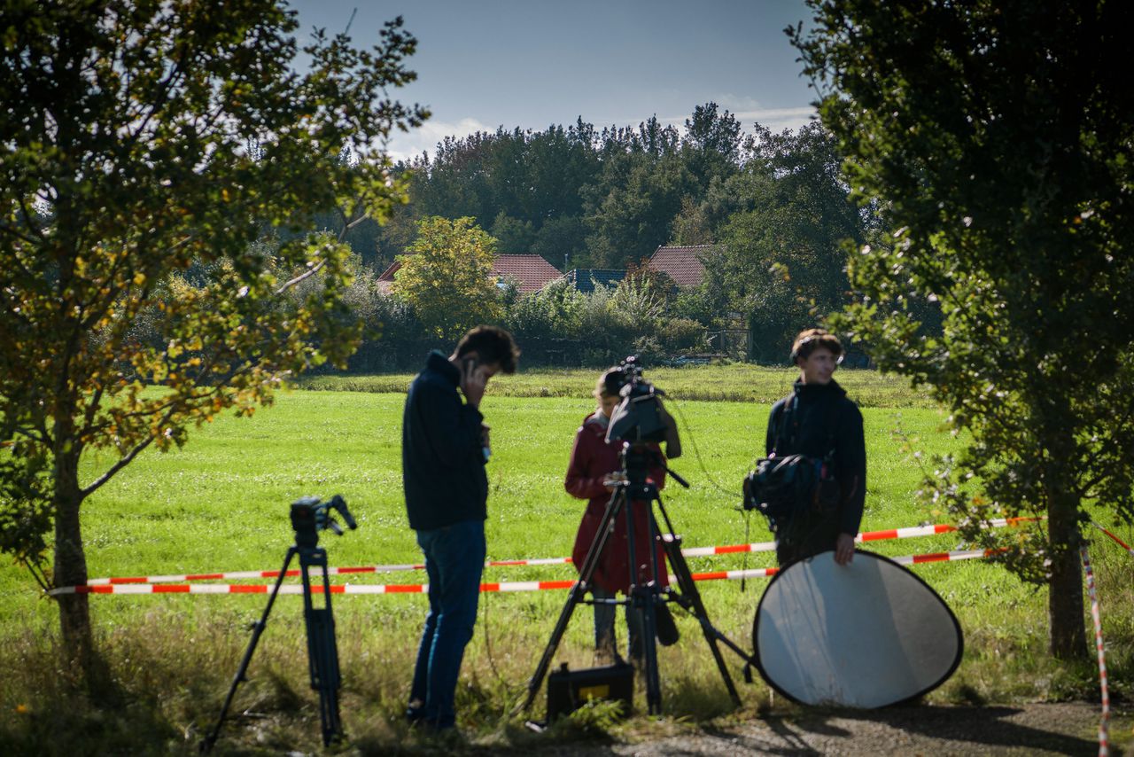 Verschillende media doen verslag in Ruinerwold, uitkijkend op de boerderij van Gerrit Jan van D.
