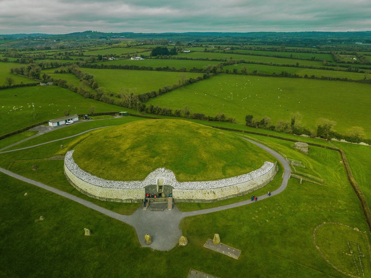 De grootste Europese graftombe uit de prehistorie in het Ierse Newgrange.