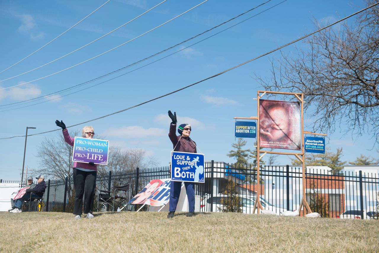 Anti-abortusdemonstranten bij de abortuskliniek in Fairview Heights, Illinois, waar vrouwen uit Missouri zich liever laten behandelen dan in de staat zelf.