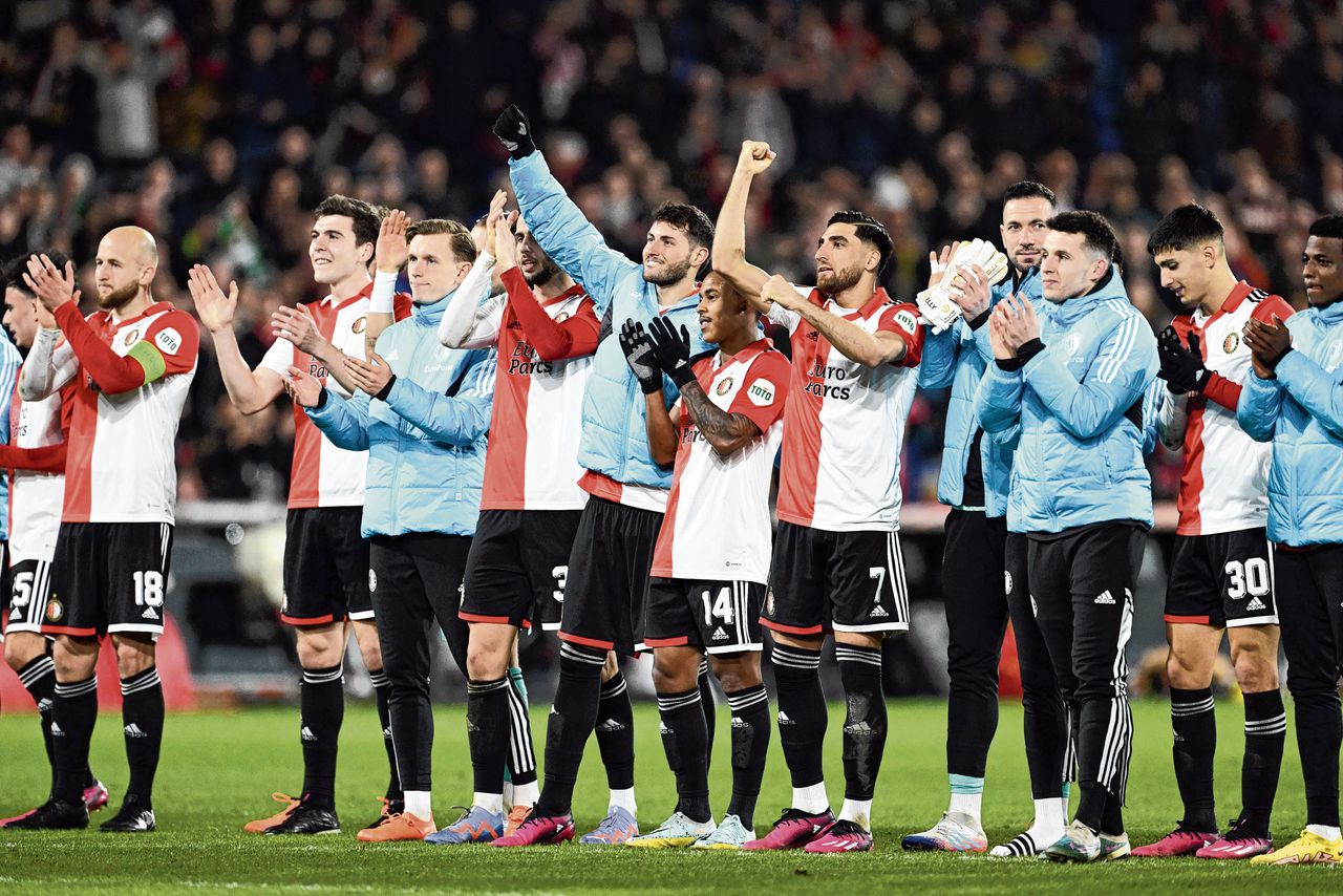 De spelers van Feyenoord vieren de 7-1 overwinning op Sjachtar Donetsk met het publiek in de Kuip.
