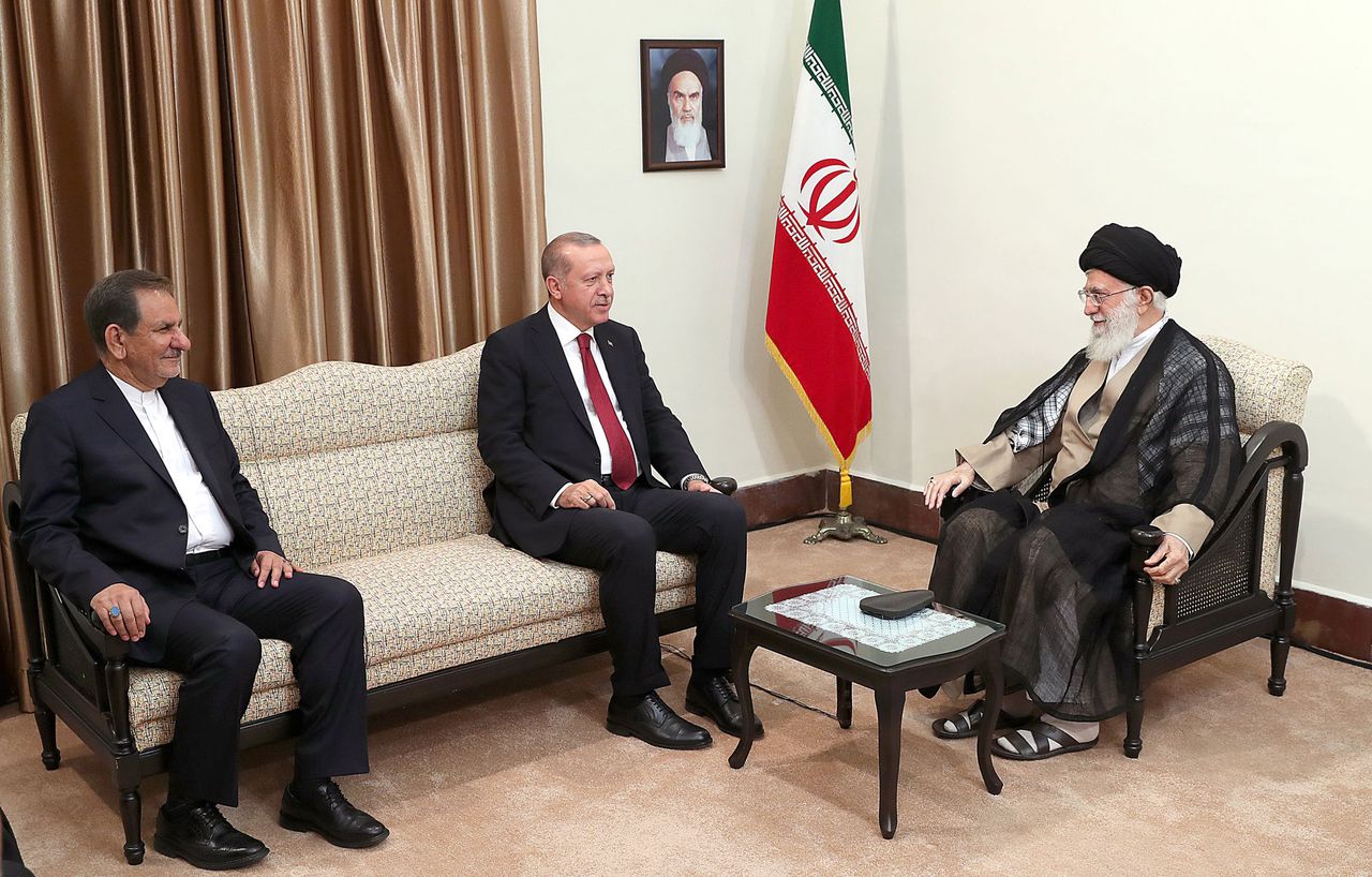 De Iraanse leider Ali Khamenei in gesprek met president Erdogan.