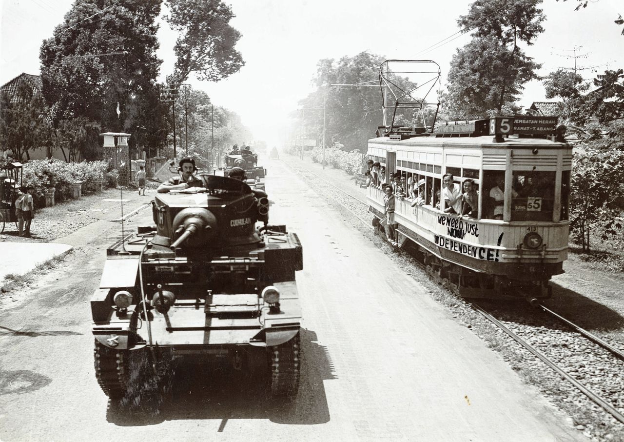 Britse tanks patrouilleren in Batavia in oktober 1945. ( Na de Japanse kapitulatie maakten Britse troepen in indonesië aanvankelijk op een aantal plaatsen de dienst uit.) Op de tram staan onafhankelijkheidsleuzen.
