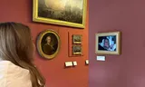 Foto van voormalig prins Andrew Mountbatten-Windsor, opgehangen door een actiegroep in het Louvre. 
