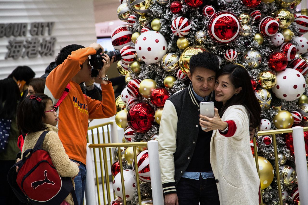 Een vrouw maakt een selfie in een Hongkongs winkelcentrum met de iPhone 6, een toestel waarvan de batterij snel slijt.