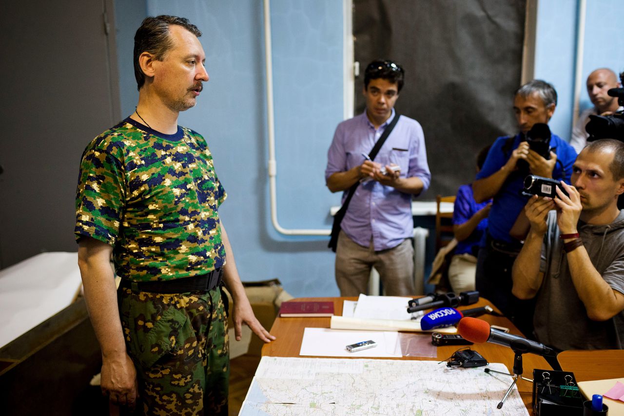 Rebellencommandant Igor Strelkov geeft een persconferentie in een beveiligd gebouw in Donetsk in rebellengebied in het oosten van Oekraïne Foto Pierre Crom/ANP