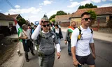 De Hongaarse oppositieleider Peter Magyar (links) met aanhangers onderweg naar de Roemeense stad Oradea, waar hij in mei vanuit Boedapest naar toe liep  om steun te winnen van etnische Hongaren in Roemenië. 