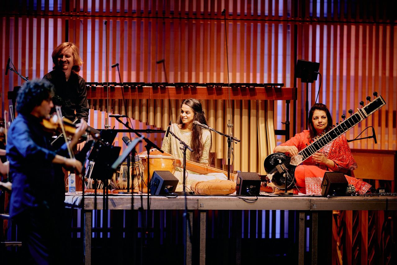 Sitar, viool en Radiohead-gitarist: het Amsterdam Sinfonietta wil de Indiase invloed op Philip Glass laten horen 
