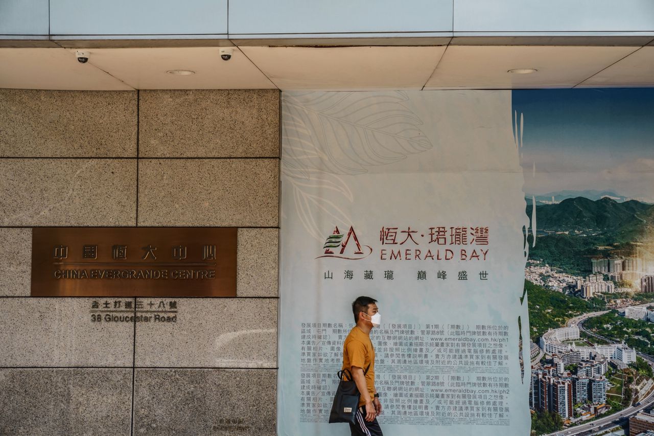 Een man bij wooncomplex Emerald Bay van Evergrande in Hongkong. Aan de beurs van Hongkong heeft Evergrande sinds begin dit jaar 70 procent verloren.