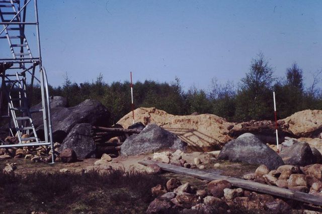 Links is een deel van de zogenoemde fototoren te zien, die overzicht bood tijdens de opgravingswerken.