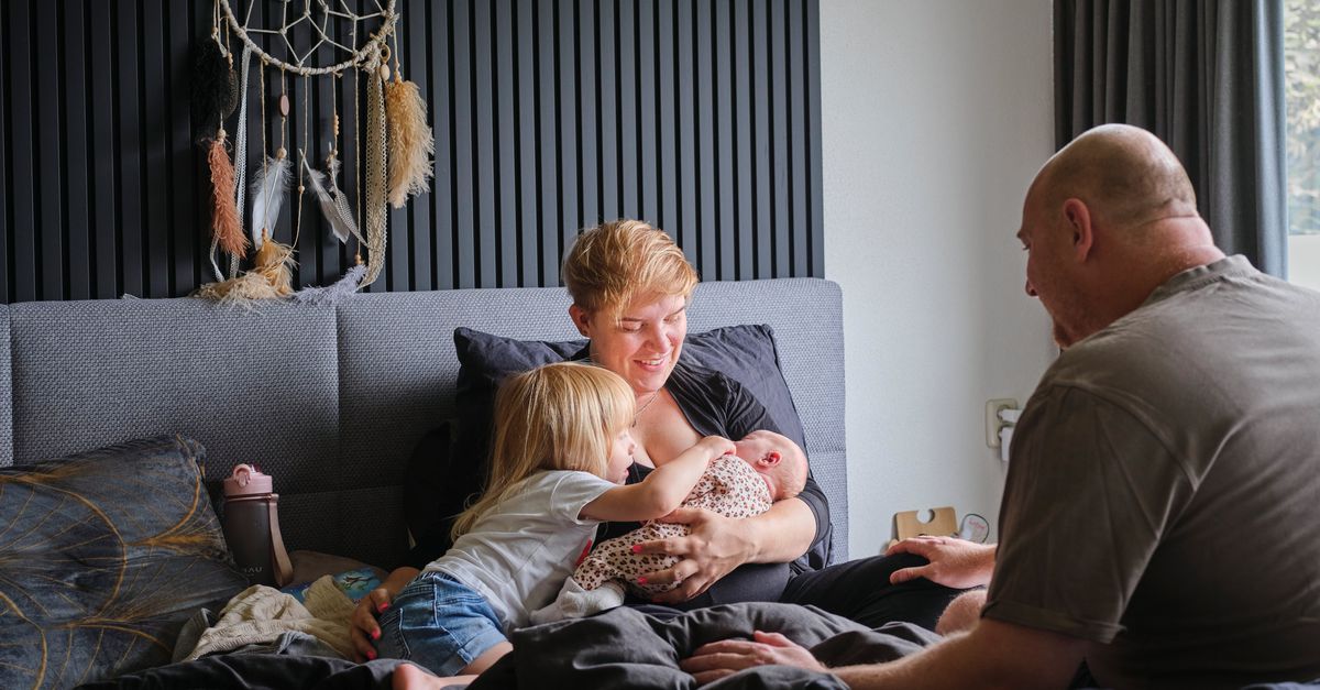PFAS in moedermelk is geen fijn idee maar experts blijven bij positief advies: ‘Borstvoeding is meer dan alleen voeding’
