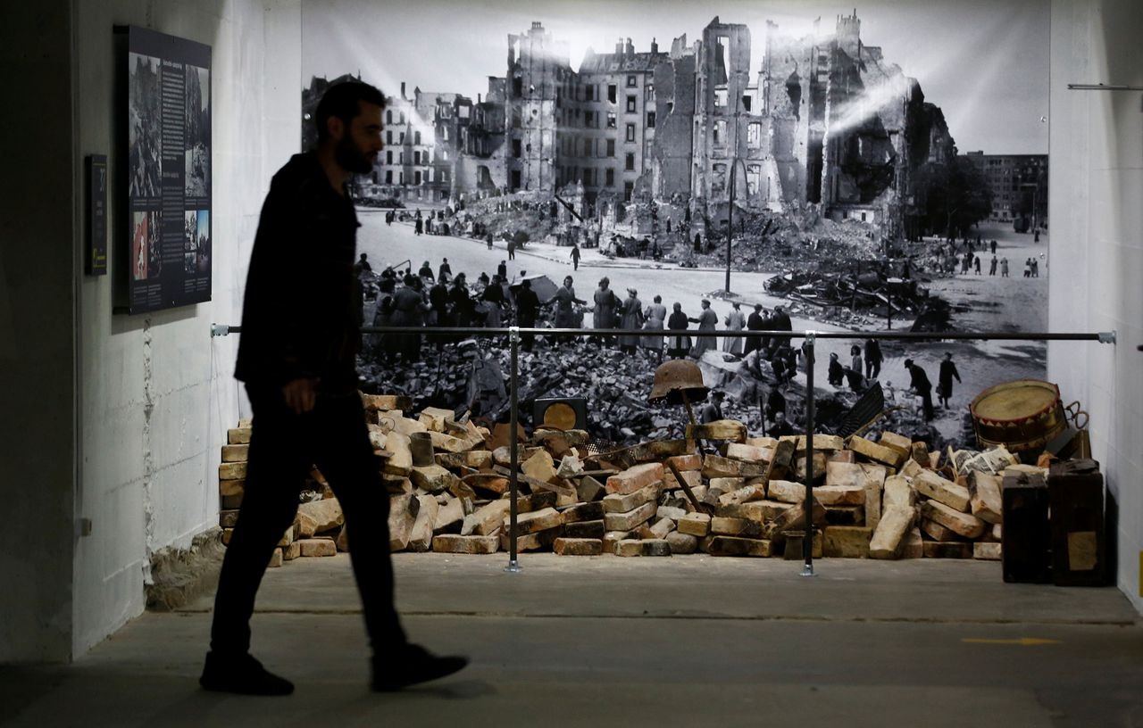 Een personeelslid loopt door de tentoonstelling genaamd 'Hitler - Hoe kon het gebeuren?' in Berlijn.