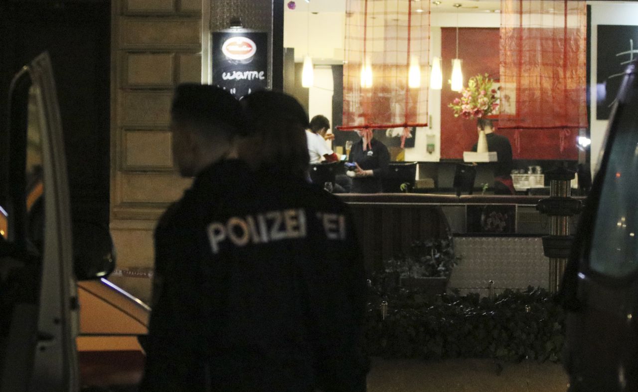 De politie in Wenen vlak na de steekpartij woensdagavond.