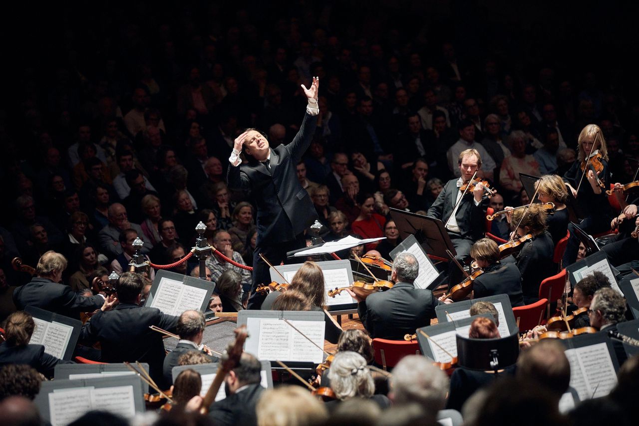 Teodor Currentzis debuteerde donderdag bij het Concertgebouworkest.